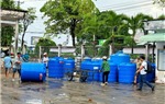 Công đoàn ACV trao tặng bồn trữ nước hỗ trợ người dân bị ảnh hưởng hạn mặn tại Cà Mau
